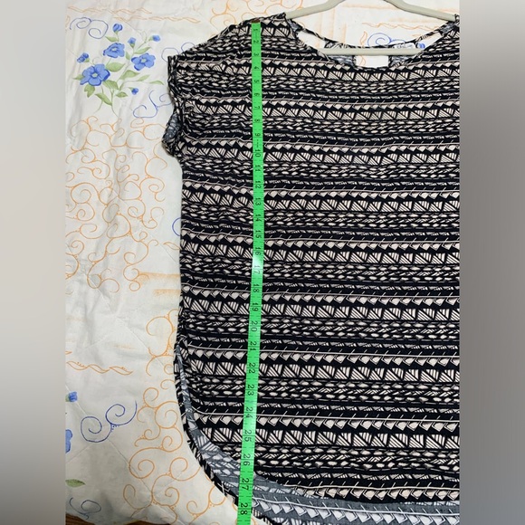 Black and tan geometric short sleeve tunic with cut out back from Dynamite - Picture 8 of 14